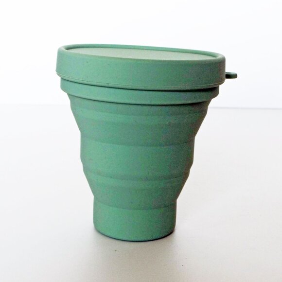 Lot of 4 Collapsible Silicone cups with Lids 6oz size Light Green New in box - Picture 7 of 7